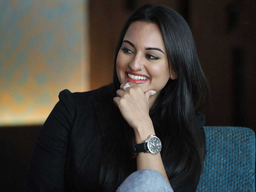 Sonakshi Sinha not invited for IIFA awards 2013? Goes to London for vacation